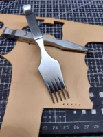 Cinzel de costura MetalBender Tools com cabo de madeira