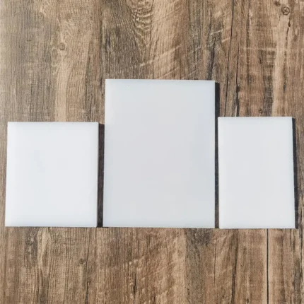 Placa de corte e perfuração em polipropileno PP sendo usada com vazador no couro